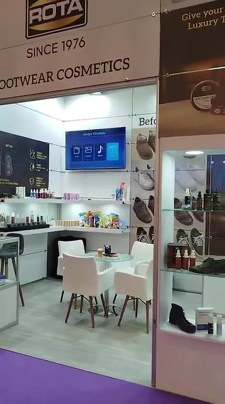 Rota Footwear Cosmetics fuar standı, ürün rafları ve oturma alanı