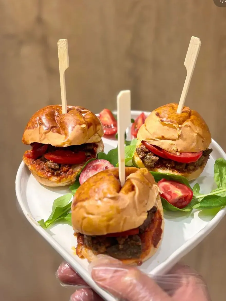 Kürdanlı kavurmalı mini hamburgerler