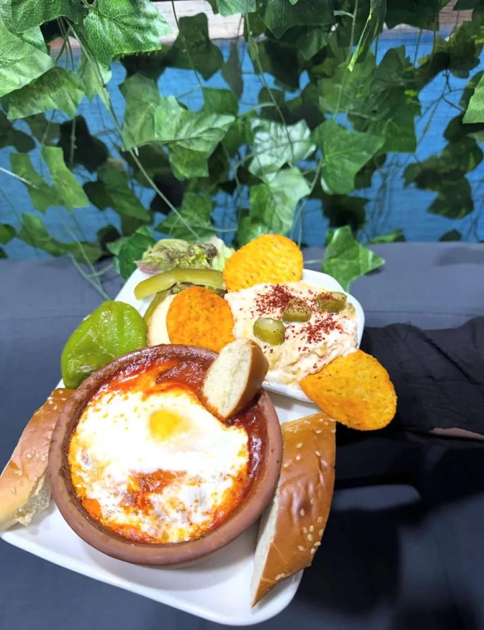 Toprak kapta sahanda yumurta ve kahvaltı tabağı