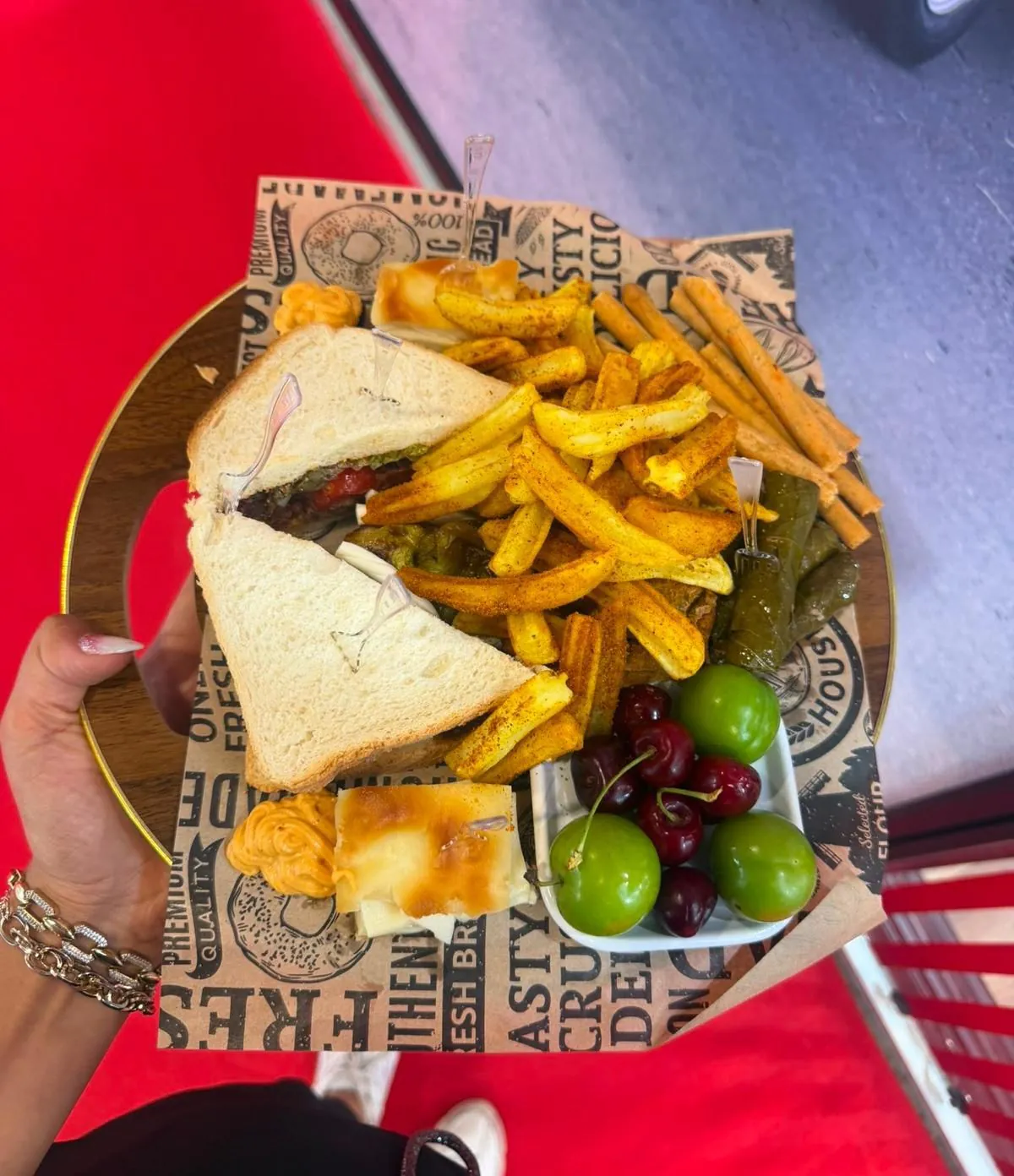 Sandviç, patates kızartması ve meyveden oluşan öğle tabağı